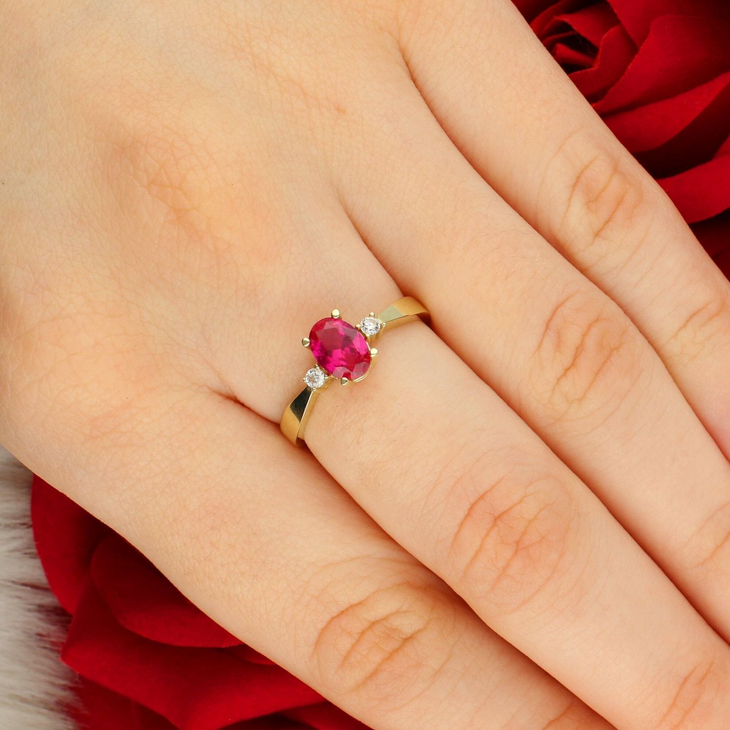 Złoty pierścionek damski z różową cyrkonią i dwoma białymi kamieniami cyrkonie.jpg